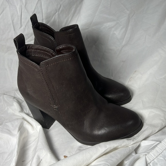 Cute lil booties - Picture 3 of 3